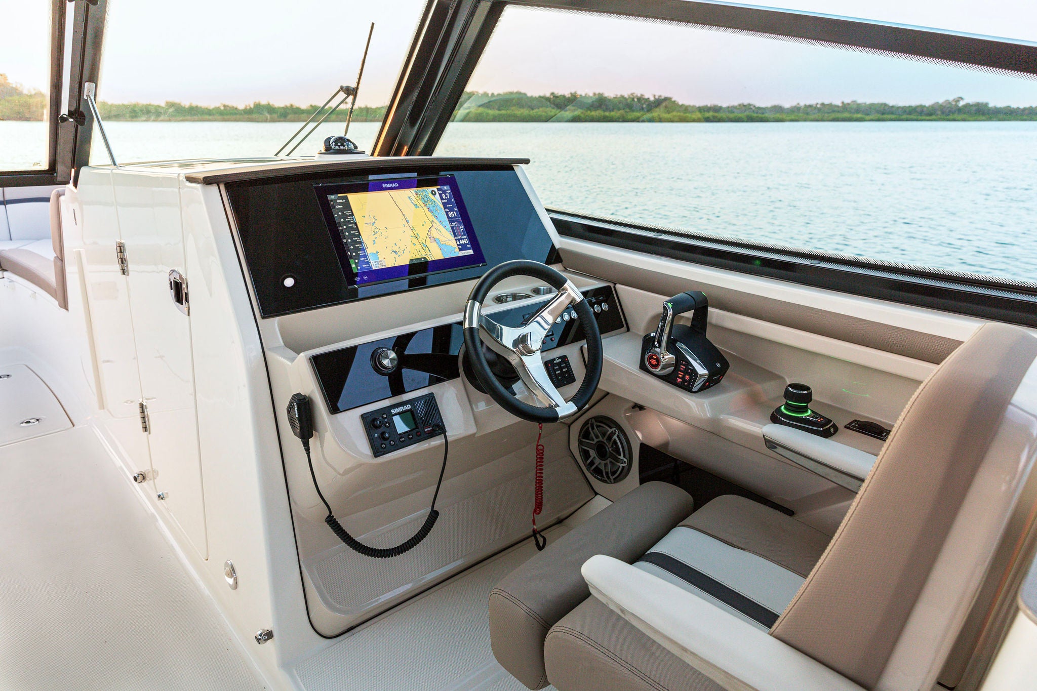 Boston Whaler 330 Vantage Lifestyle