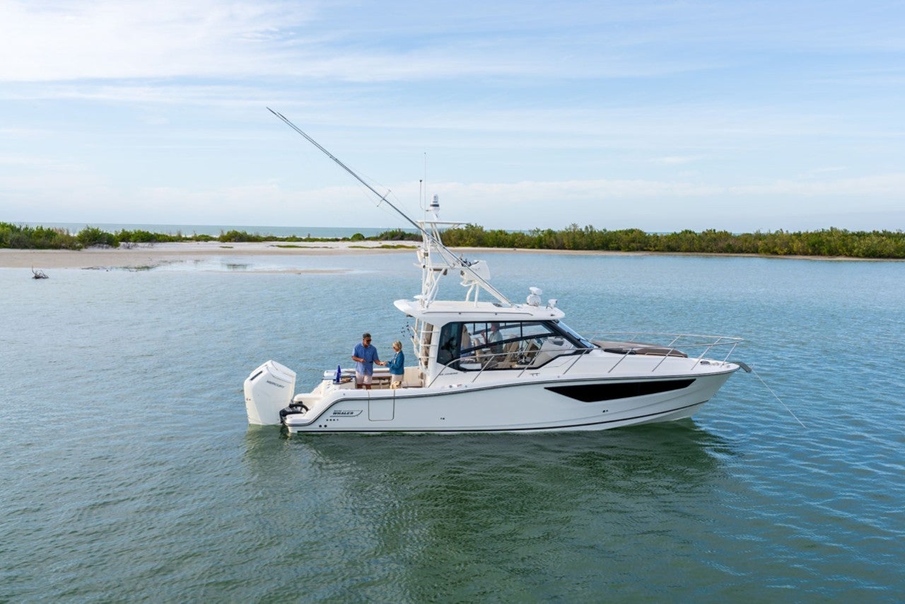 Boston Whaler 365 Conquest
