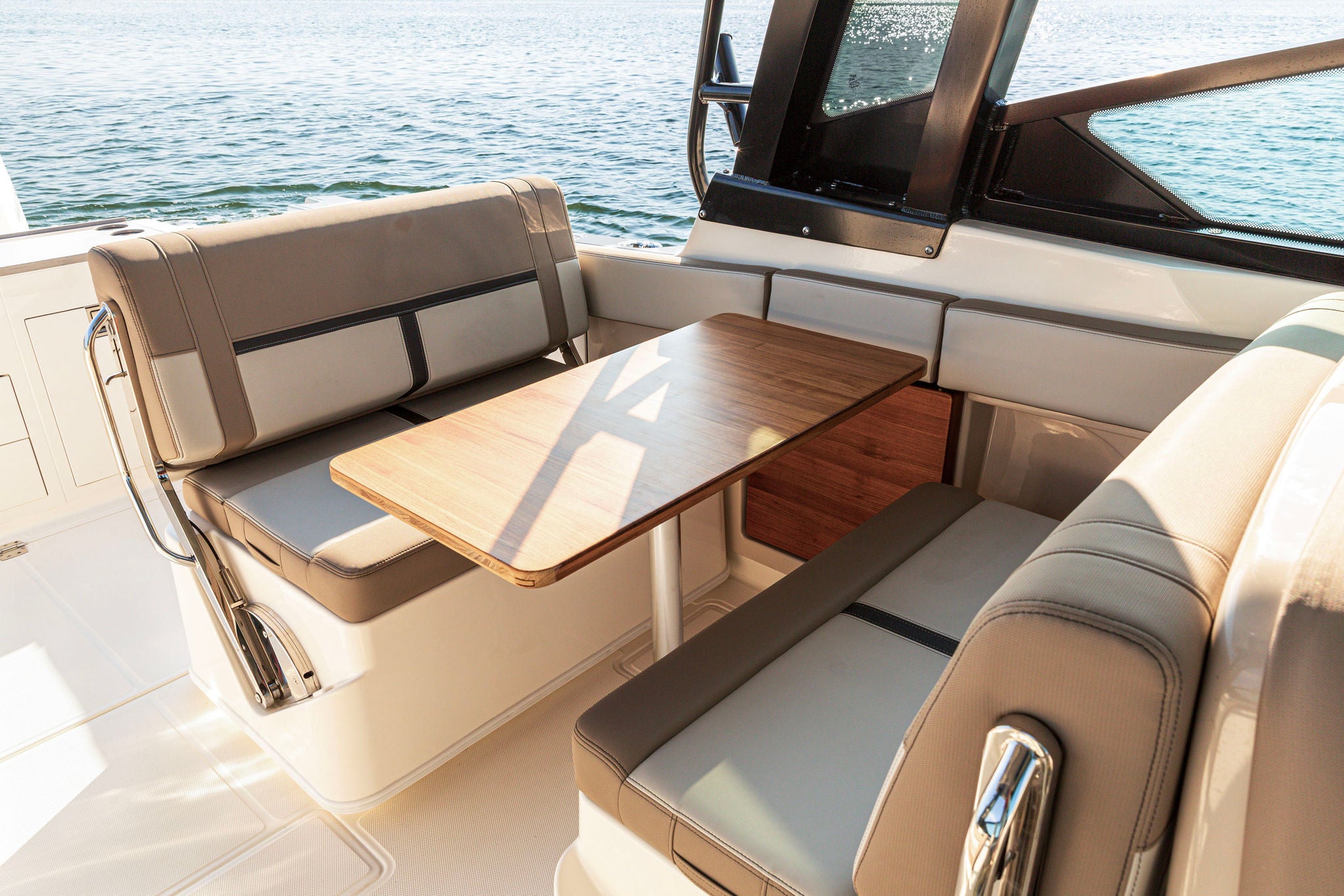 Boston Whaler 330 Vantage Lifestyle
