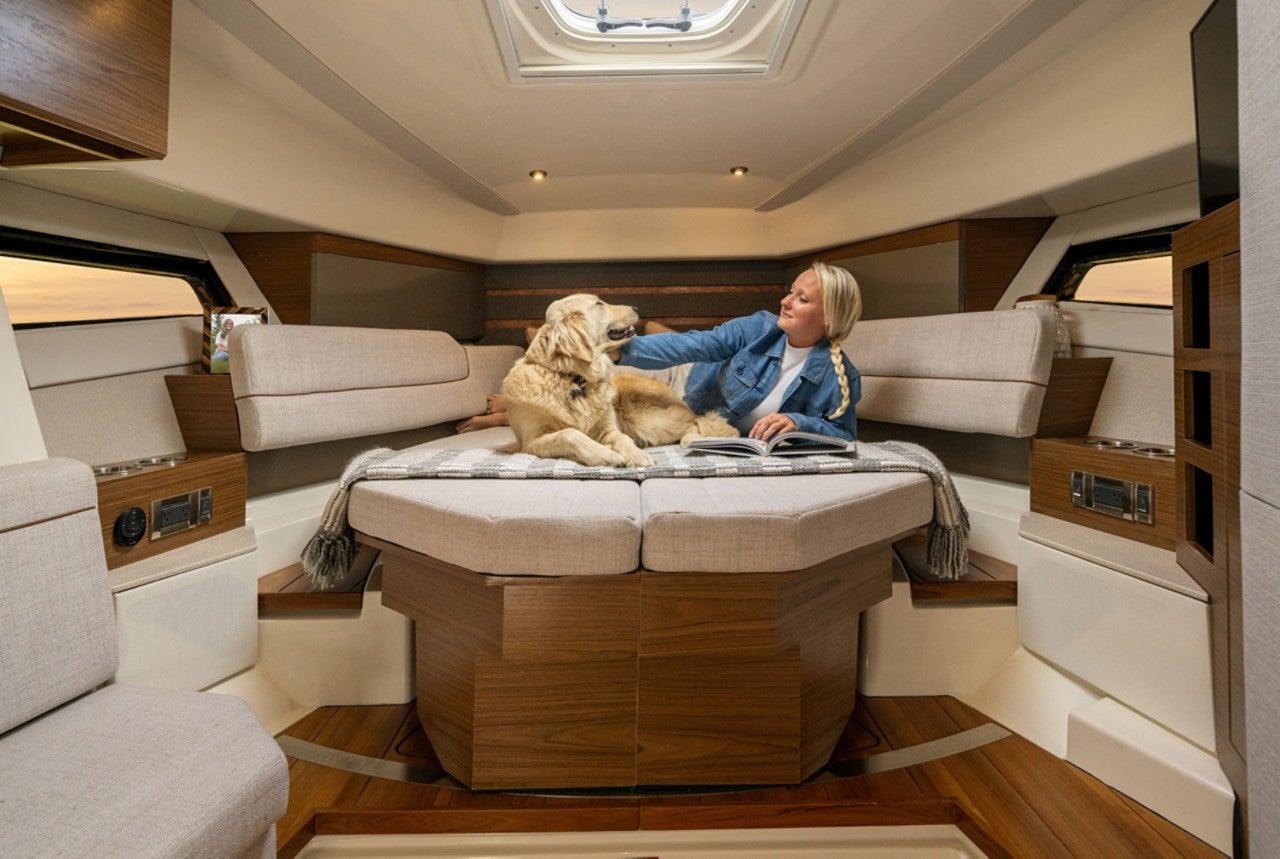 Boston Whaler 365 Conquest