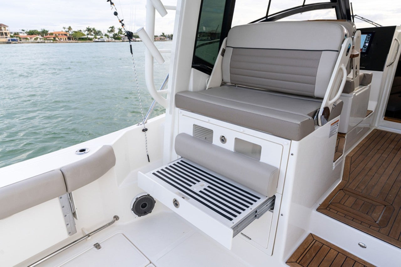 Boston Whaler 365 Conquest