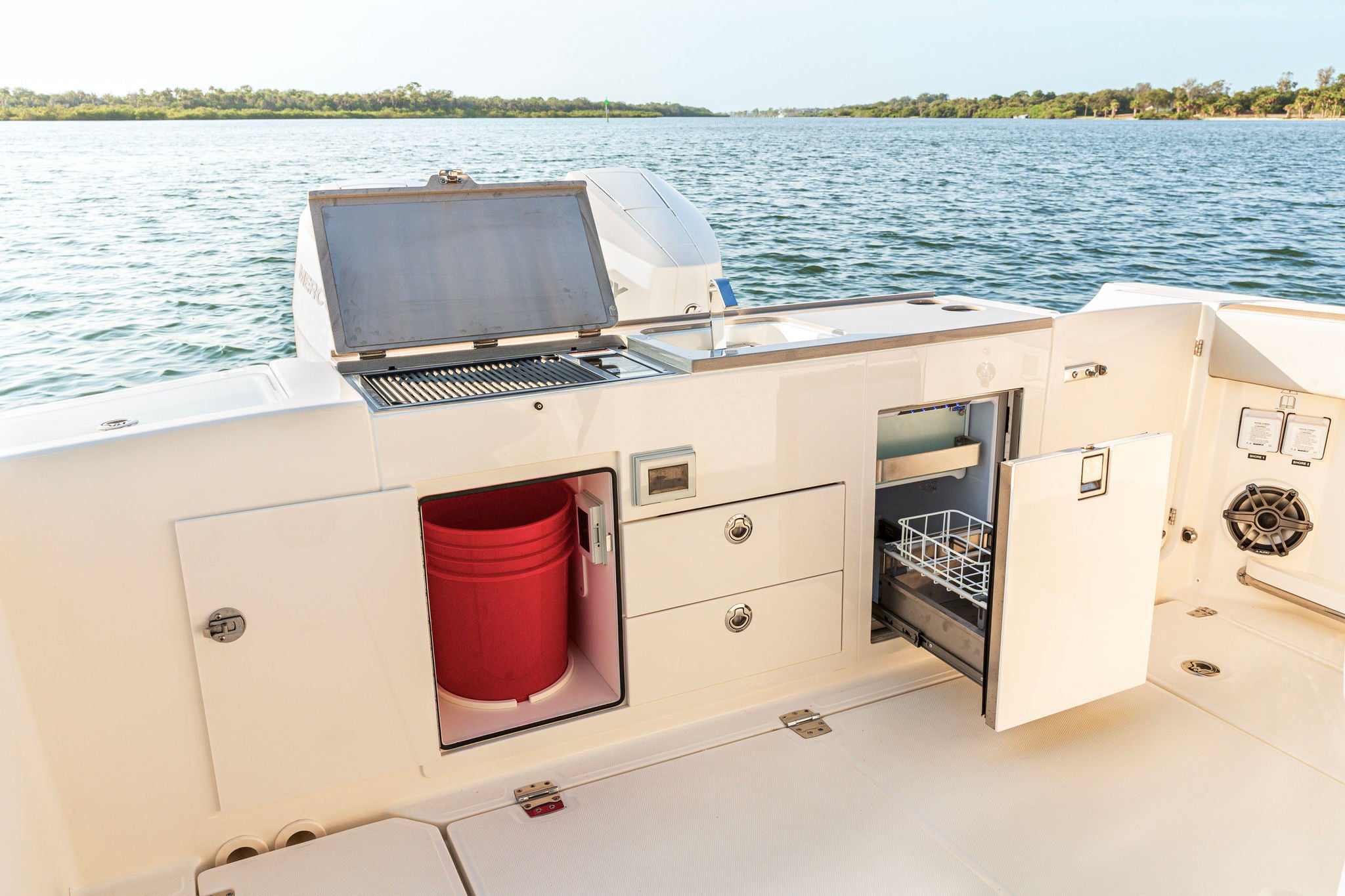 Boston Whaler 330 Vantage Lifestyle
