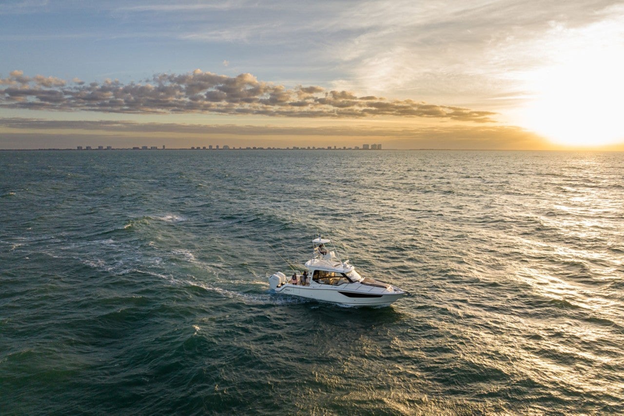 Boston Whaler 365 Conquest