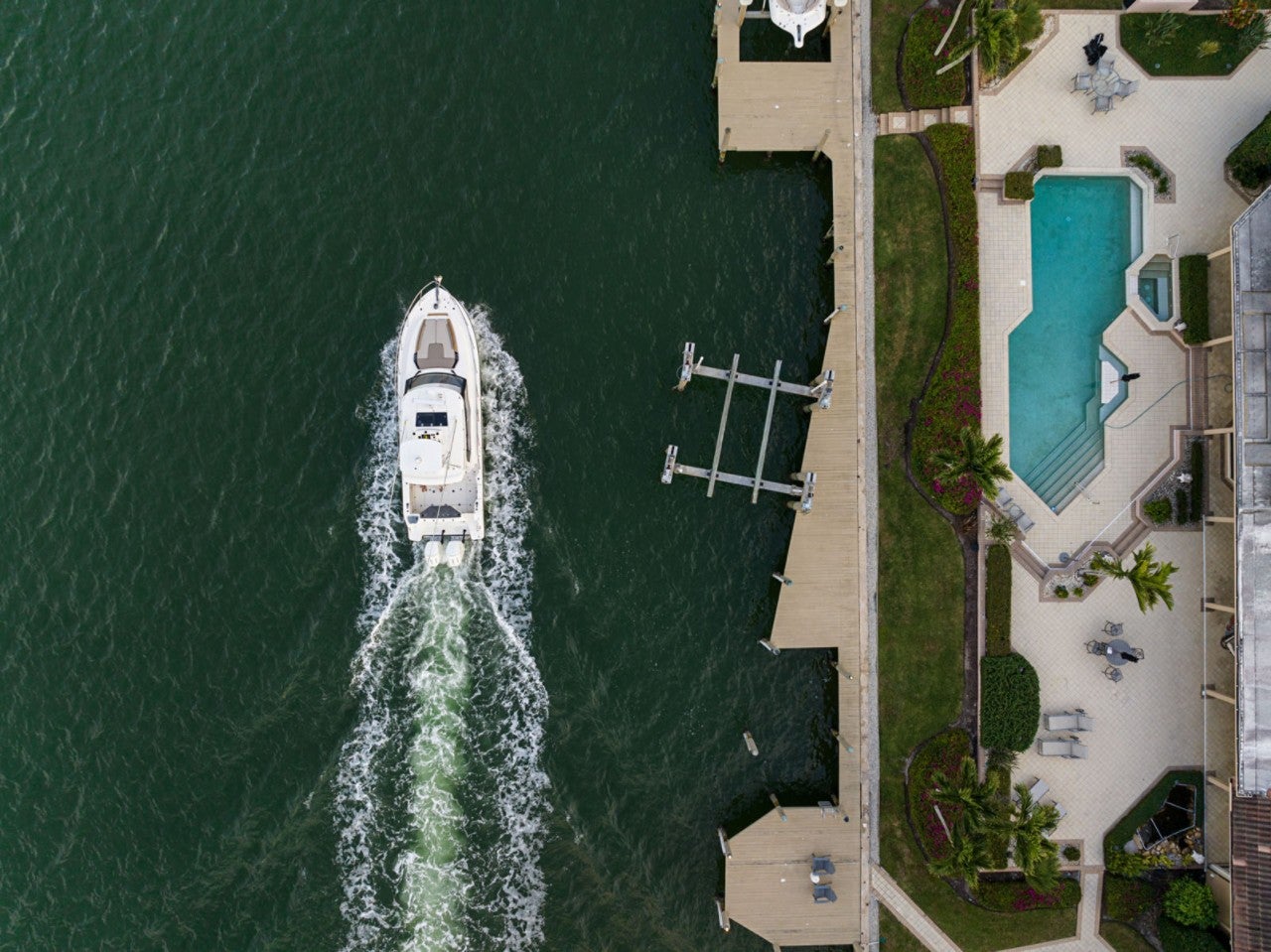 Boston Whaler 365 Conquest