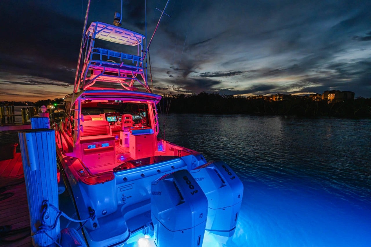 Boston Whaler 365 Conquest