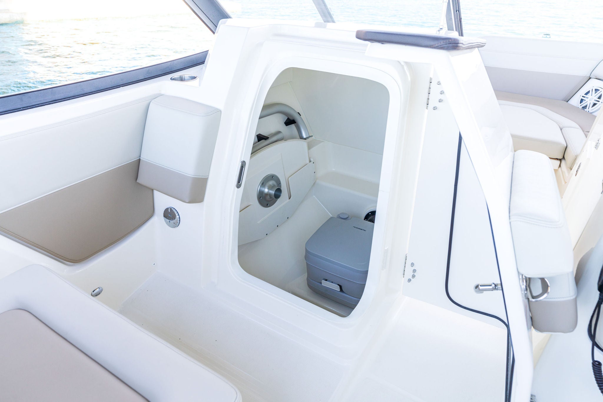 Boston Whaler 210 Vantage Lifestyle