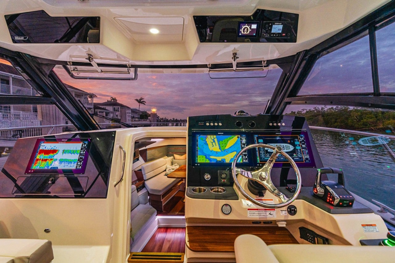 Boston Whaler 365 Conquest
