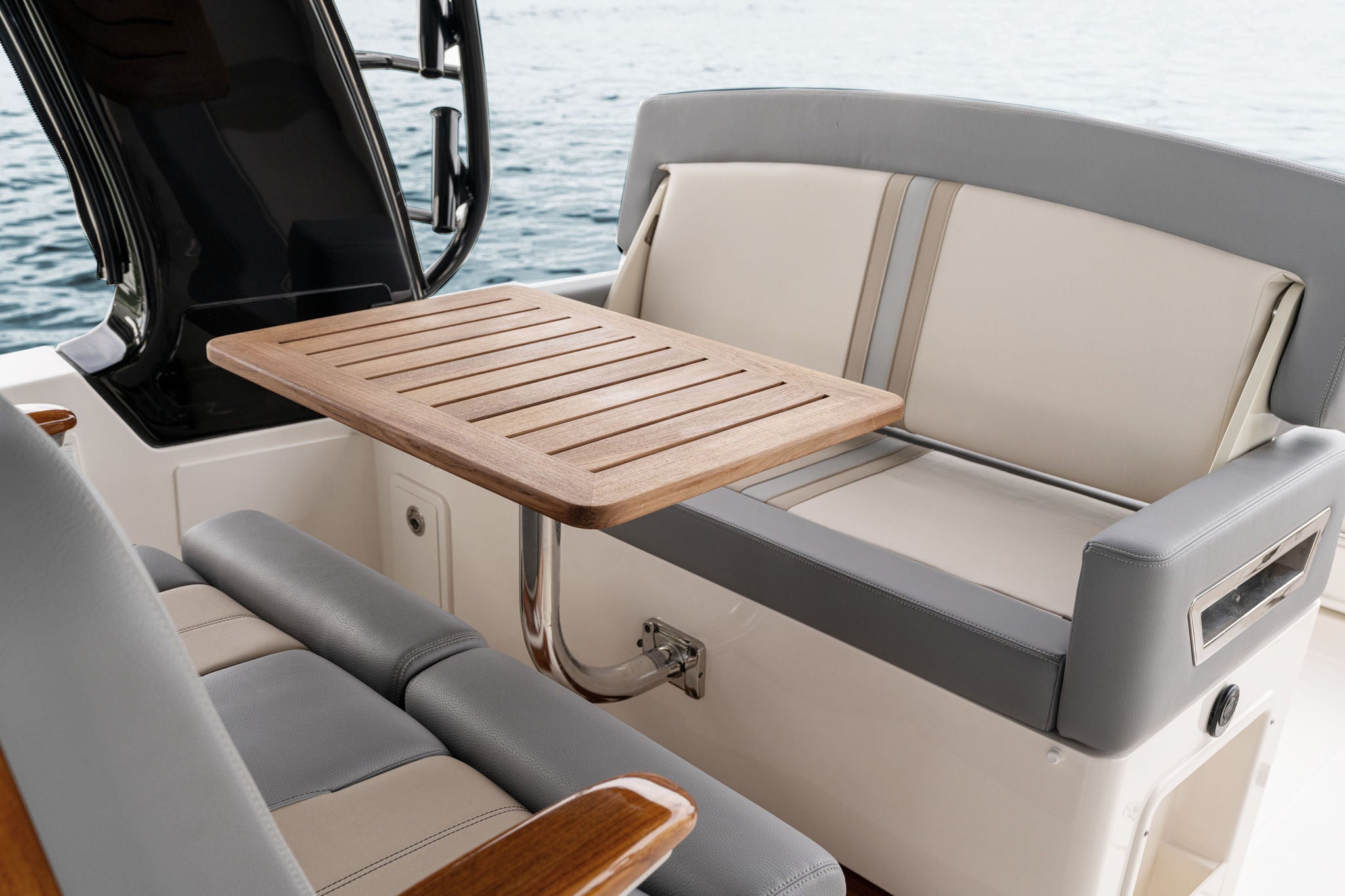 Boston Whaler 380 Realm