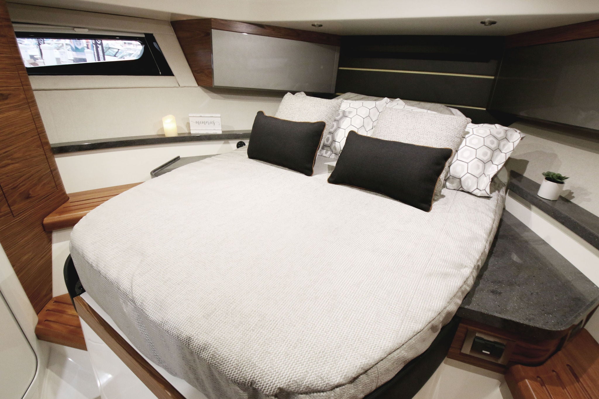 Boston Whaler 405 Request Lifestyle