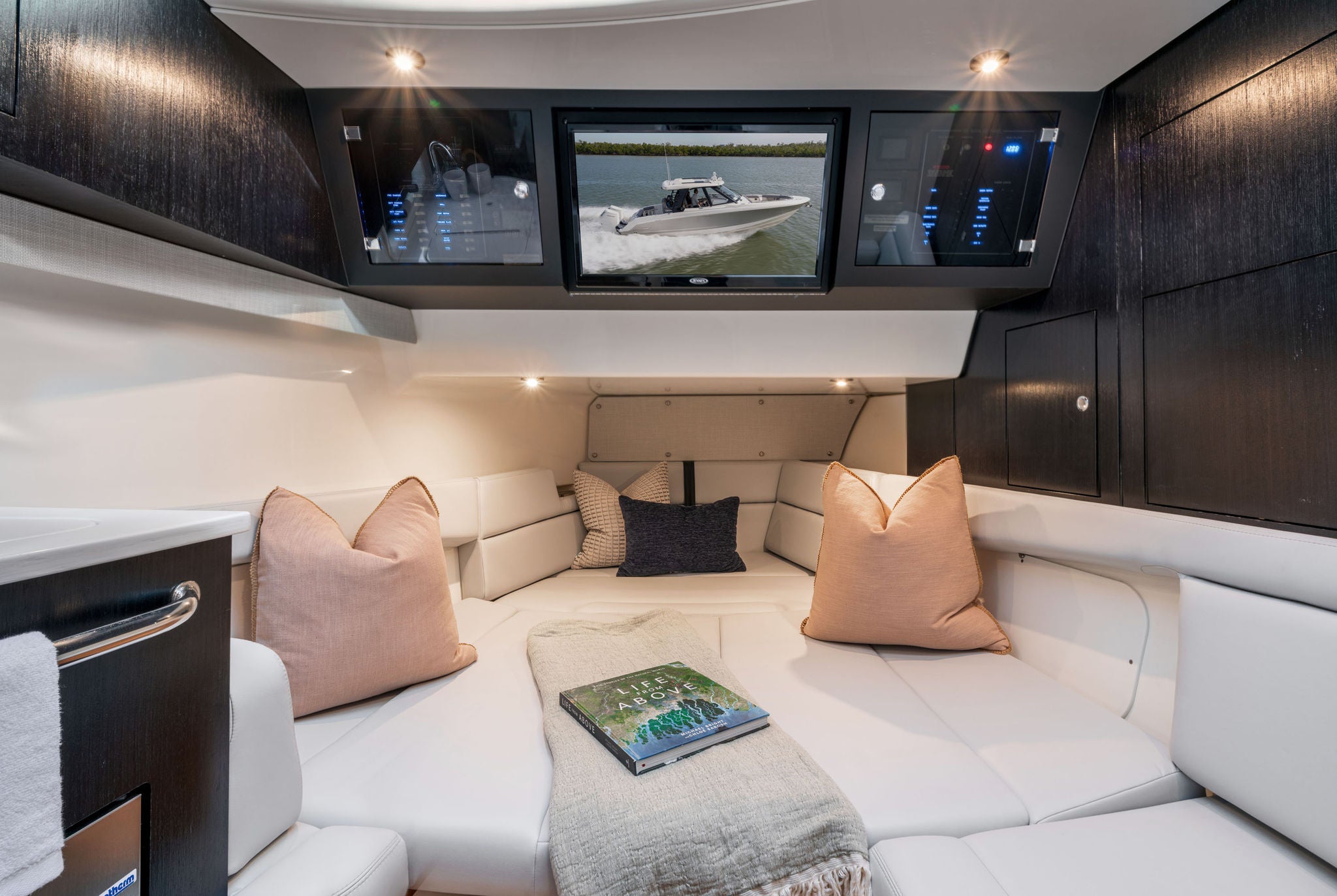 Boston Whaler 380 Realm