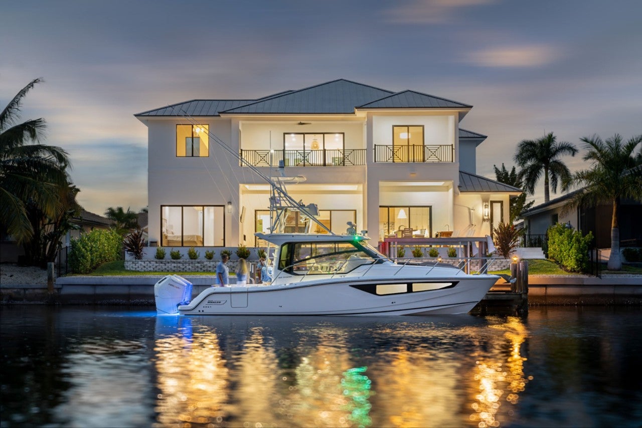Boston Whaler 365 Conquest