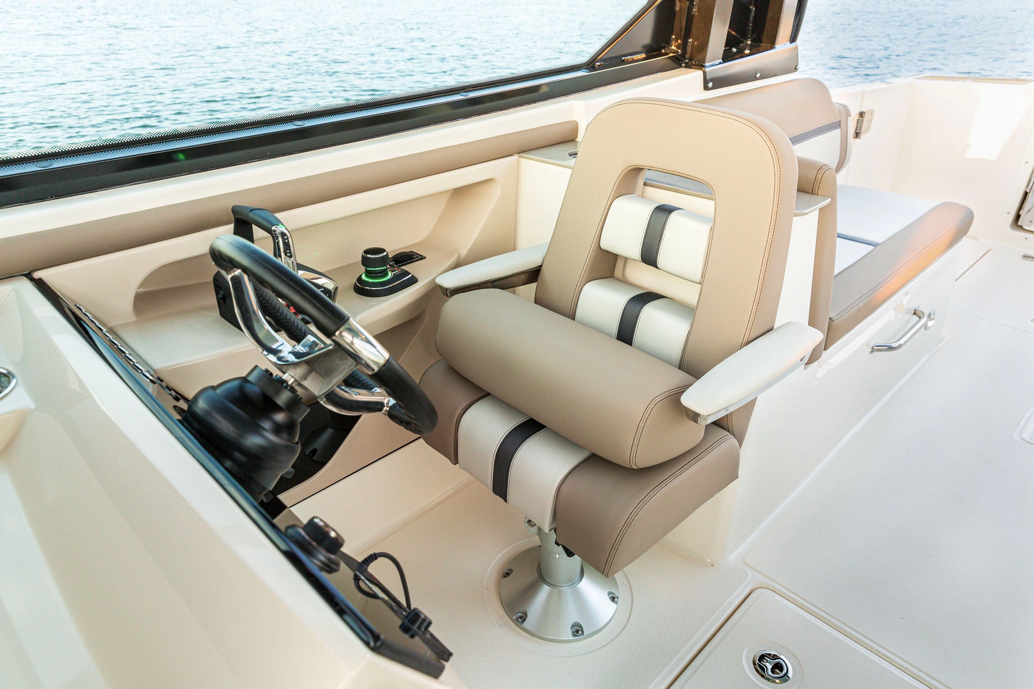 Boston Whaler 330 Vantage Lifestyle