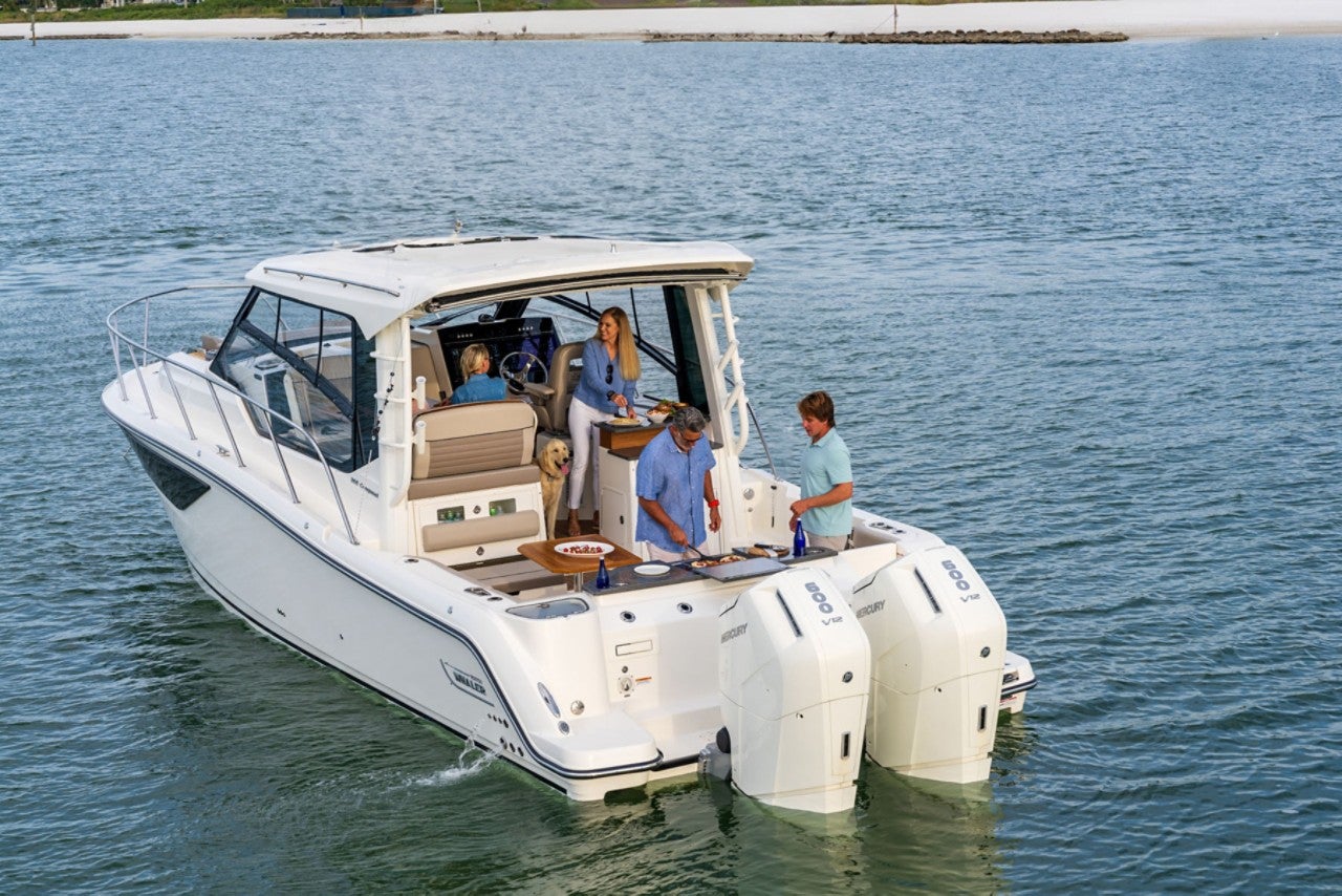 Boston Whaler 365 Conquest