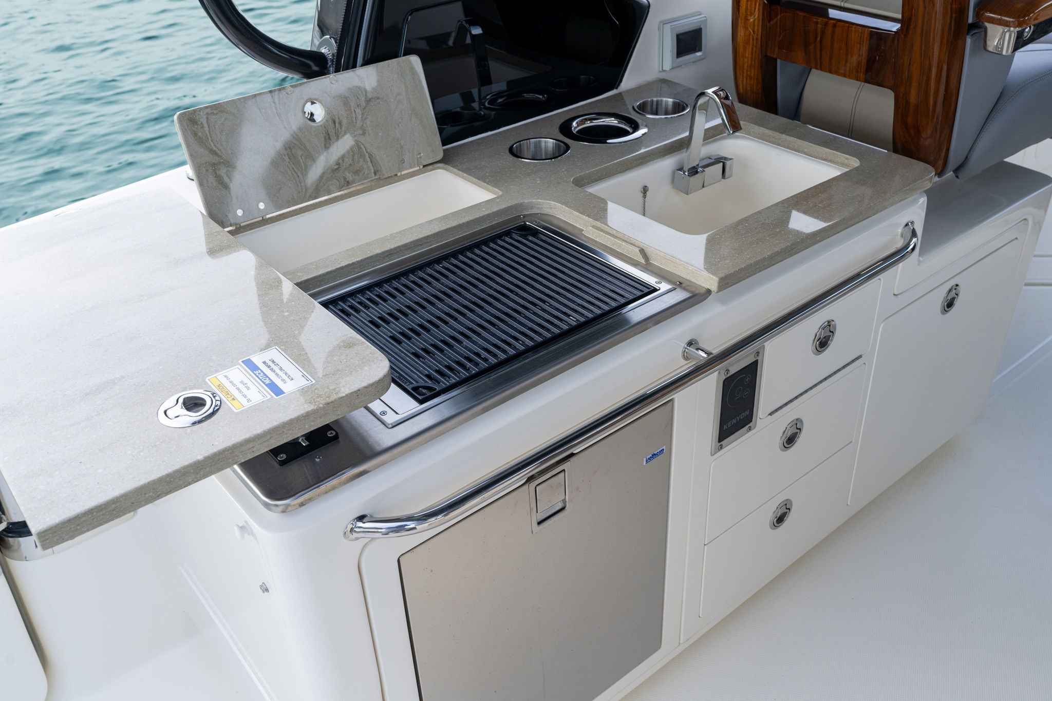 Boston Whaler 380 Realm