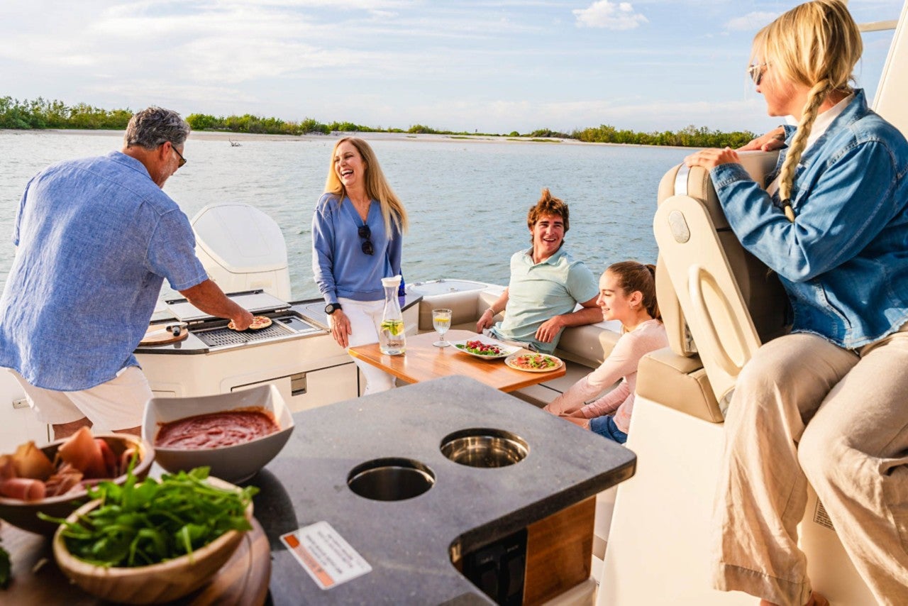 Boston Whaler 365 Conquest