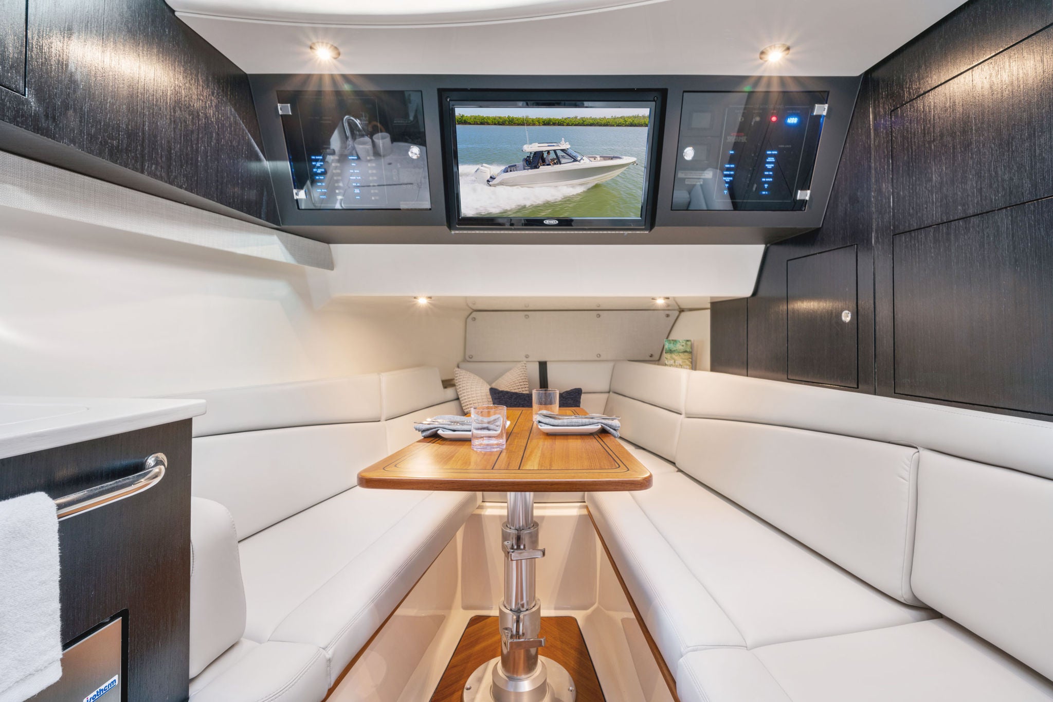 Boston Whaler 380 Realm