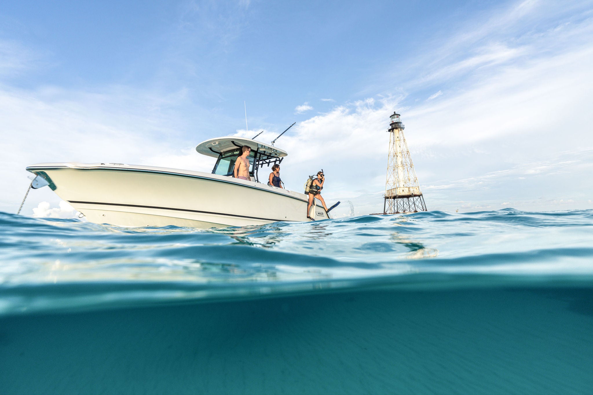 Boston Whaler Outrage 280 on the water