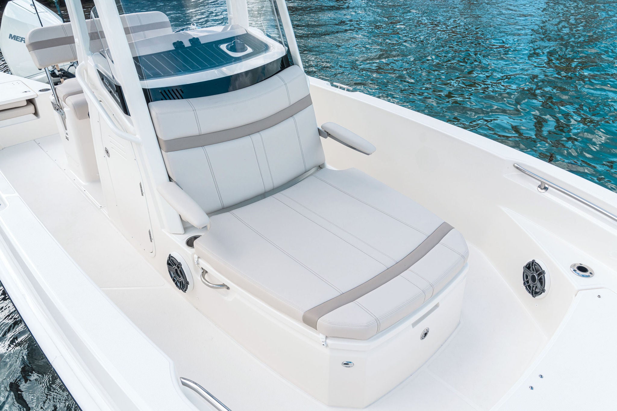 Boston Whaler 220 Dauntless Lifestyle