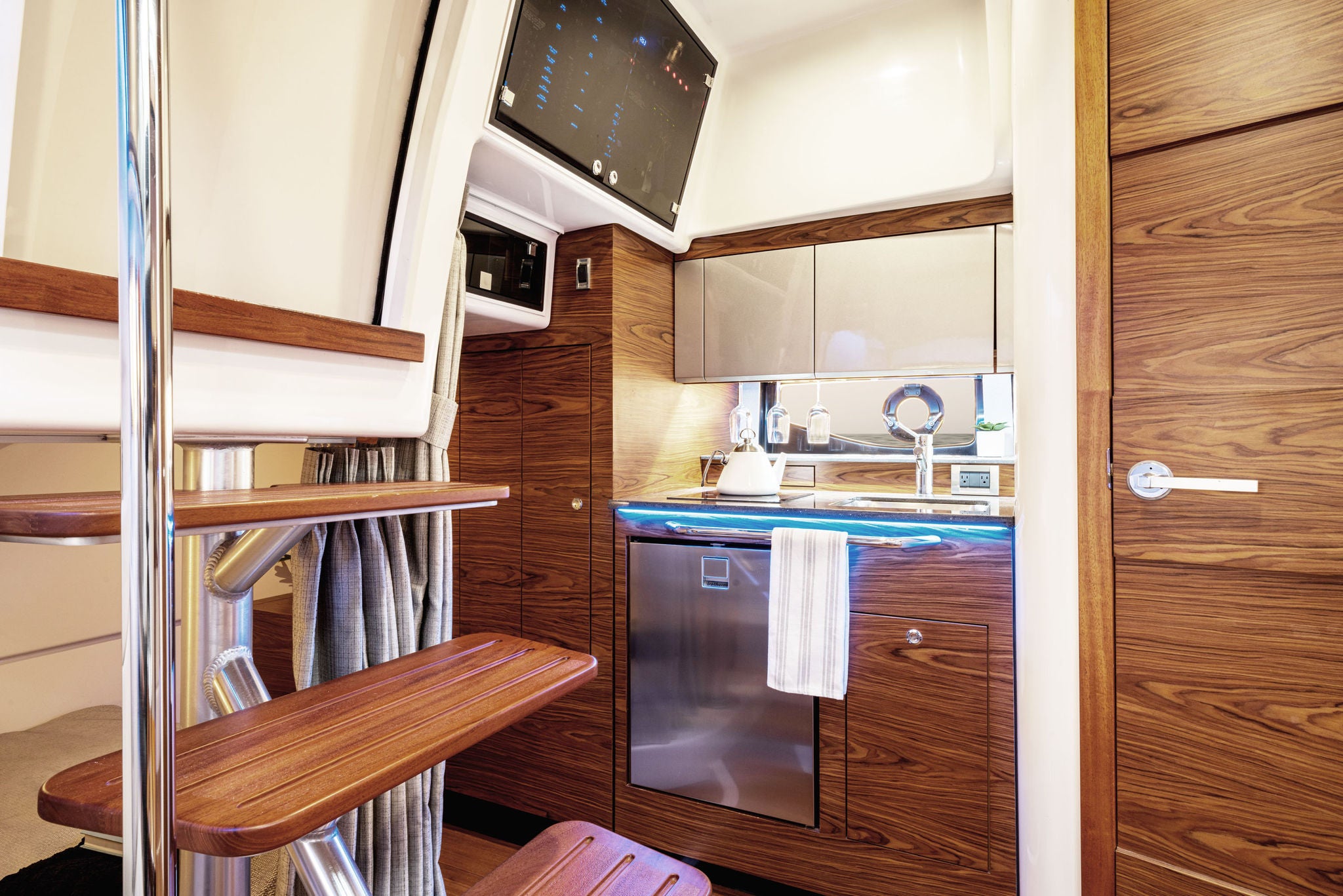Boston Whaler 405 Request Lifestyle