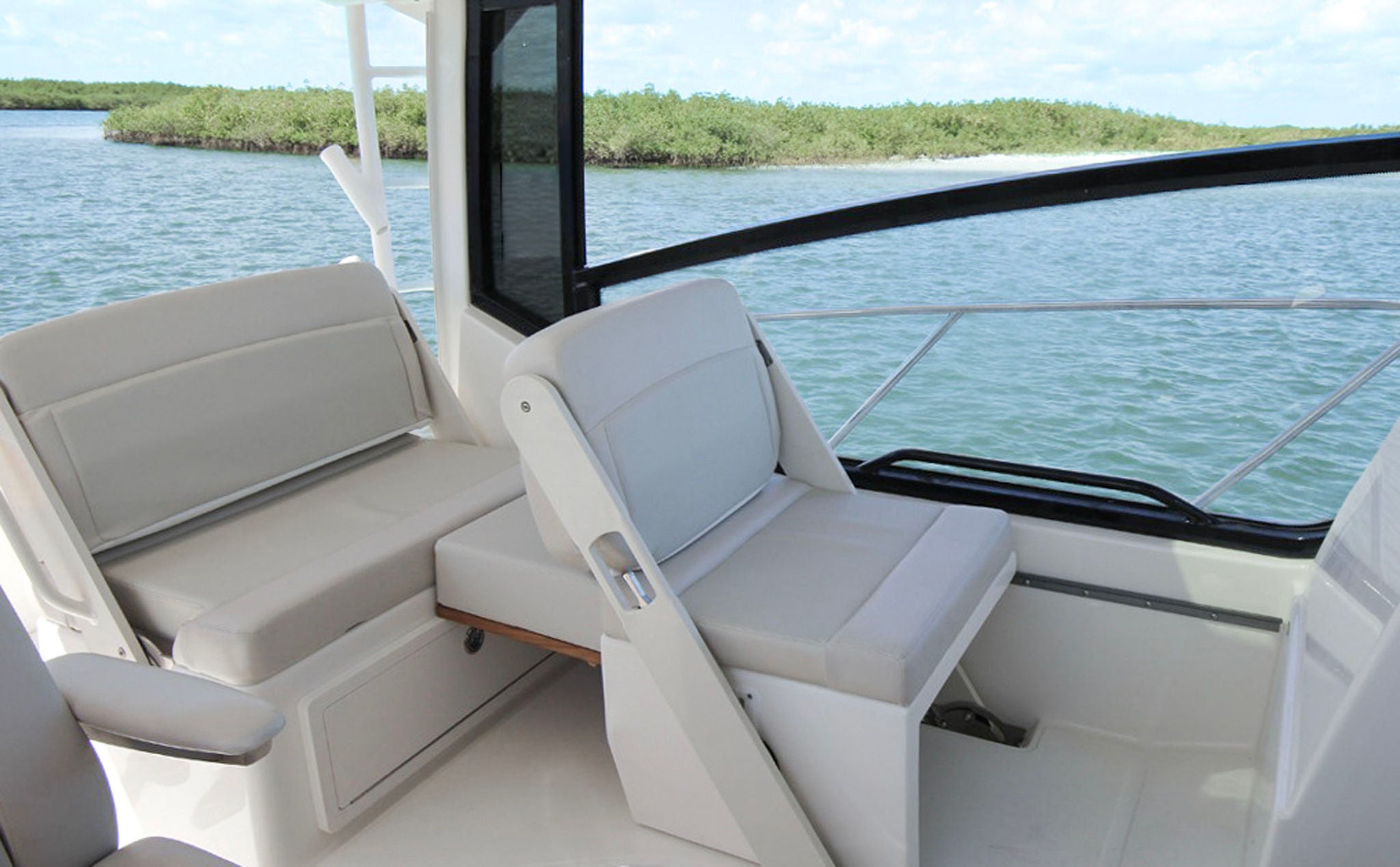 Boston Whaler 325 Request Lifestyle