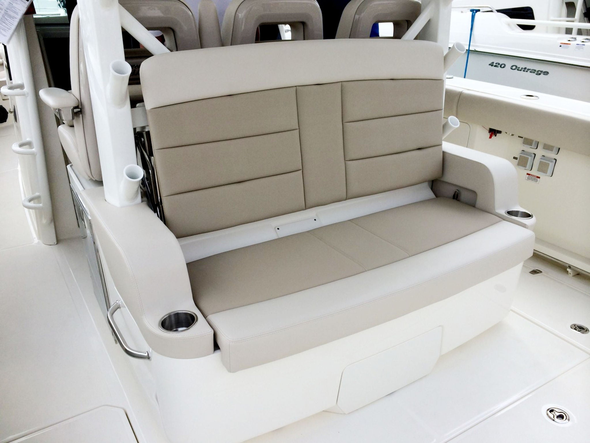 Boston Whaler 380 Outrage