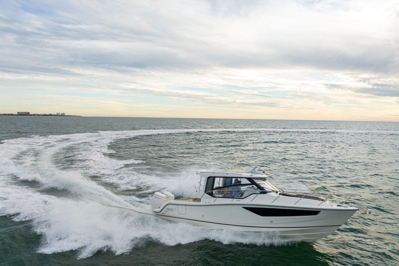 Boston Whaler 365 Conquest